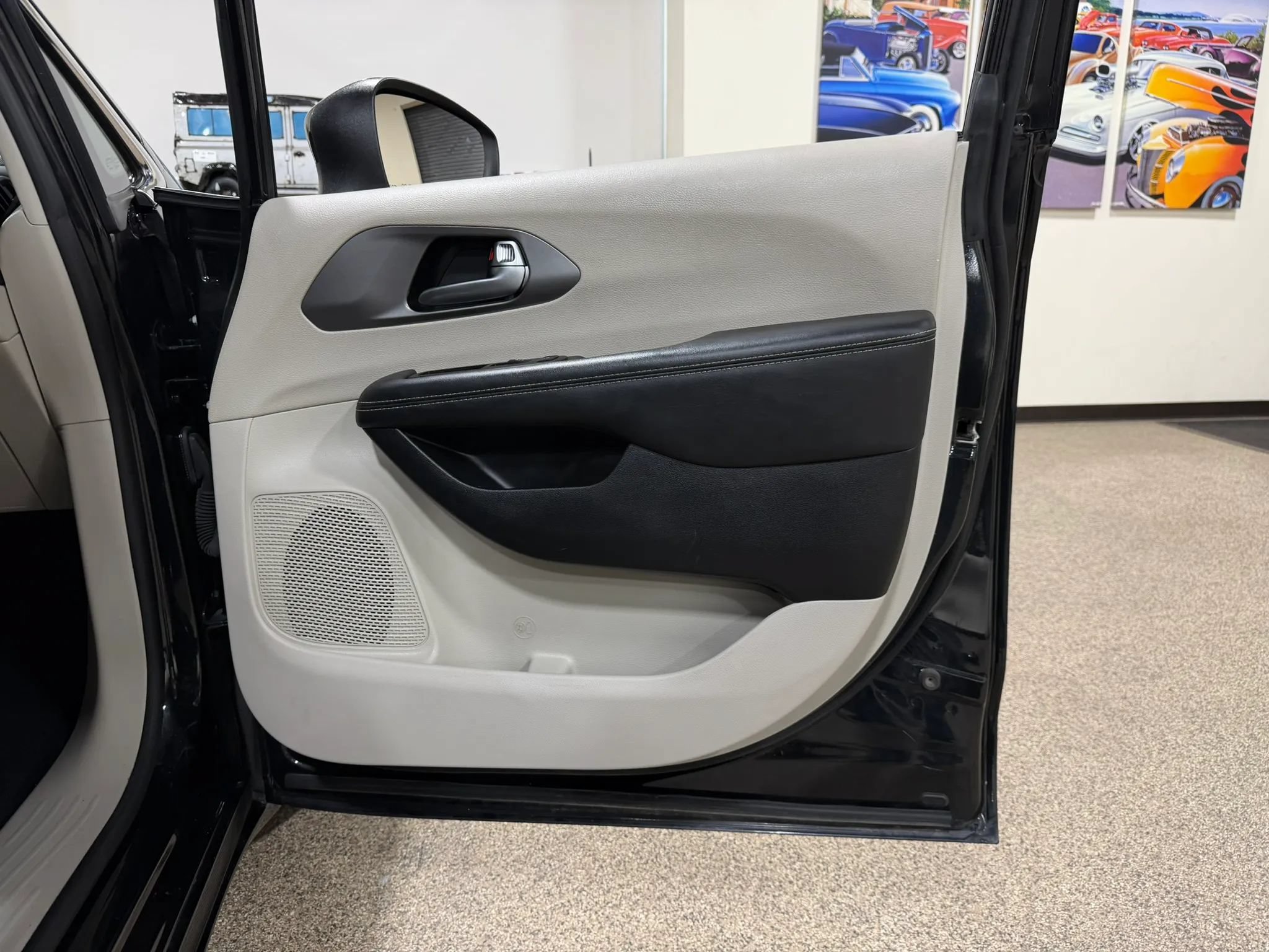 Used 2023 Chrysler Pacifica Touring-L FWD image 36