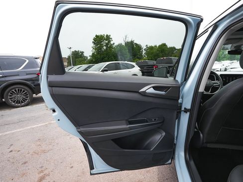 Used 2025 Volkswagen Taos SE AWD/4WD image 12