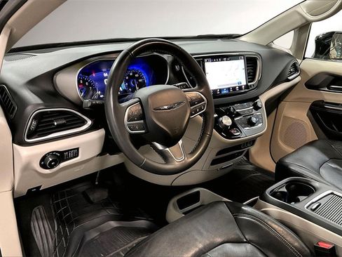 Used 2022 Chrysler Pacifica Touring-L image 18