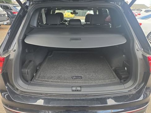 Used 2022 Volkswagen Tiguan SEL R-Line image 12
