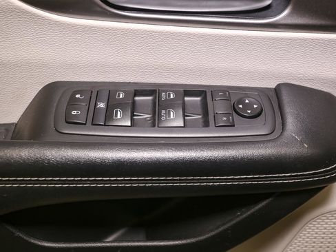 Used 2021 Chrysler Pacifica Touring-L image 39