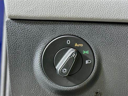 Used 2024 Volkswagen Taos SE w/ Panoramic Sunroof Package FWD image 17