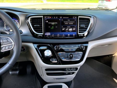 Used 2022 Chrysler Pacifica Touring-L FWD image 6