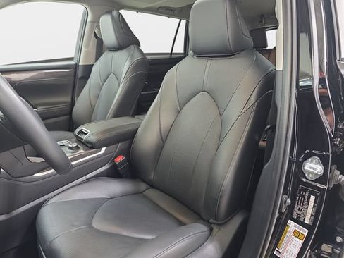 Certified 2025 Toyota Highlander Limited AWD/4WD image 12