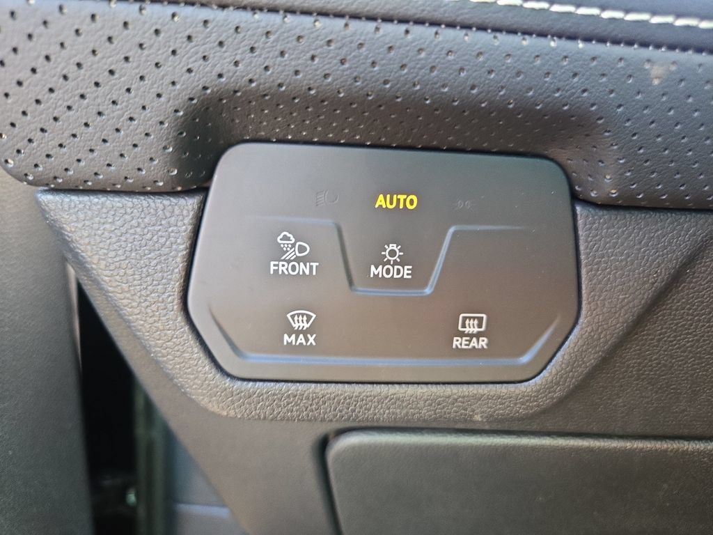 Used 2025 Volkswagen Atlas SEL AWD/4WD image 24