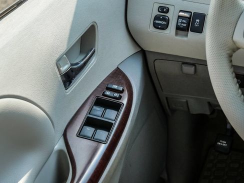 Used 2012 Toyota Sienna XLE FWD image 47