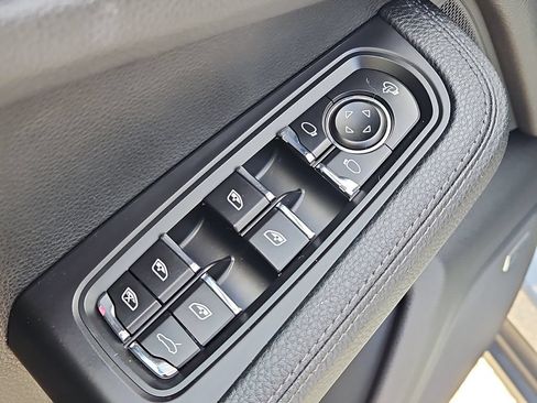 Certified 2024 Porsche Macan AWD/4WD image 30