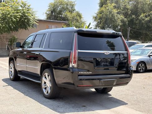 Used 2019 Cadillac Escalade ESV Luxury RWD image 2