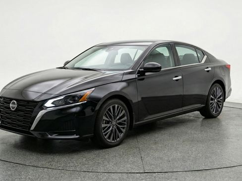 Used 2025 Nissan Altima 2.5 SV image 3