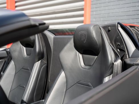 Used 2021 Lamborghini Huracan EVO image 15