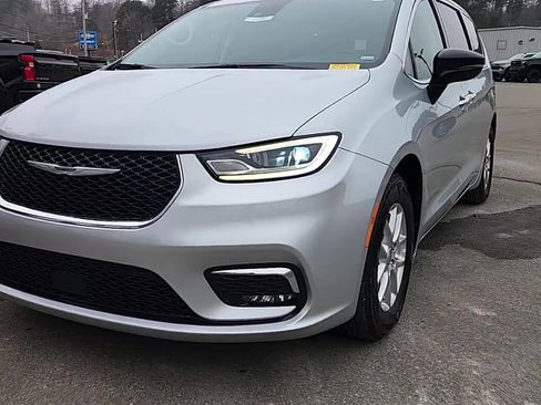 Used 2024 Chrysler Pacifica Touring-L image 3