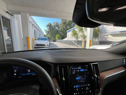 Used 2025 Volvo V60 B5 Cross Country Plus image 33