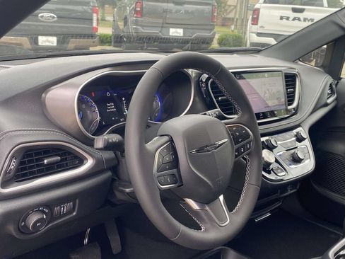 New 2026 Chrysler Pacifica Select AWD/4WD image 35