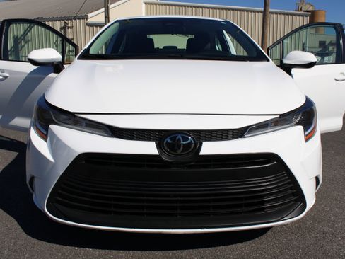 Used 2025 Toyota Corolla LE image 15