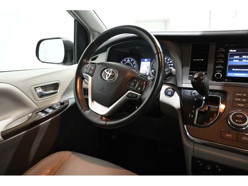 Used 2019 Toyota Sienna XLE FWD image 24
