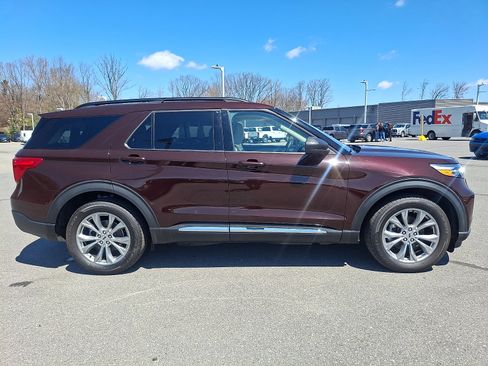 Certified 2023 Ford Explorer XLT w/ Equipment Group 202A AWD/4WD image 7