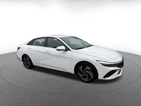 Used 2025 Hyundai Elantra SEL image 2