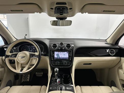 Used 2018 Bentley Bentayga image 39