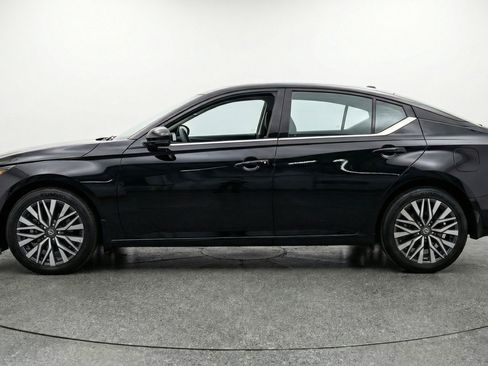 Used 2025 Nissan Altima 2.5 SV FWD image 5