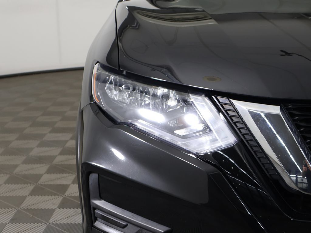 Used 2017 Nissan Rogue SV AWD/4WD image 14