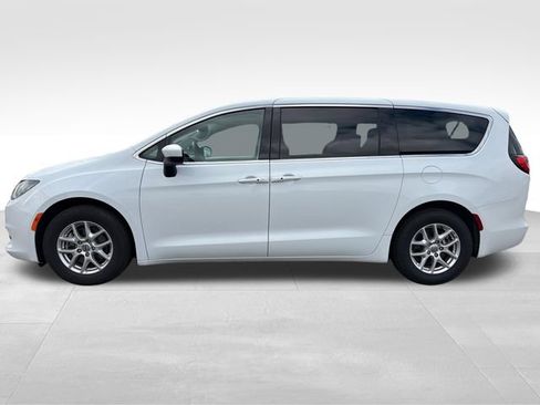 Used 2023 Chrysler Voyager LX FWD image 2