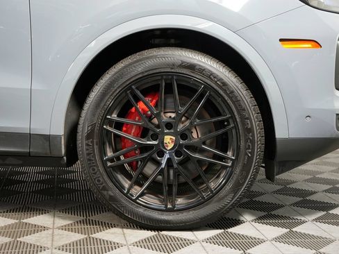 Certified 2024 Porsche Cayenne AWD/4WD image 16