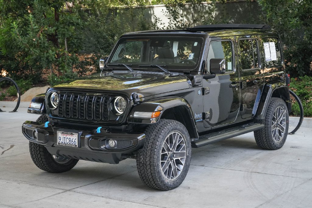 Used 2024 Jeep Wrangler High Altitude AWD/4WD image 3