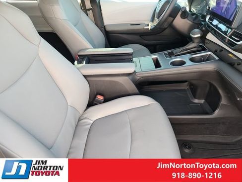 Used 2025 Toyota Sienna XLE AWD/4WD image 14