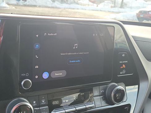 Used 2024 Toyota Highlander LE image 25