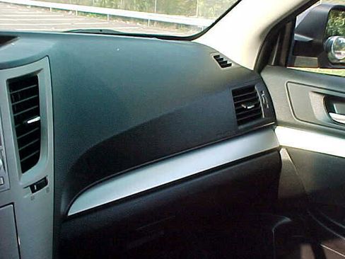 Used 2011 Subaru Outback 2.5i Premium w/ All-Weather Pkg image 26