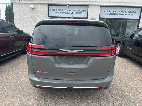 Used 2021 Chrysler Pacifica Touring-L FWD image 12