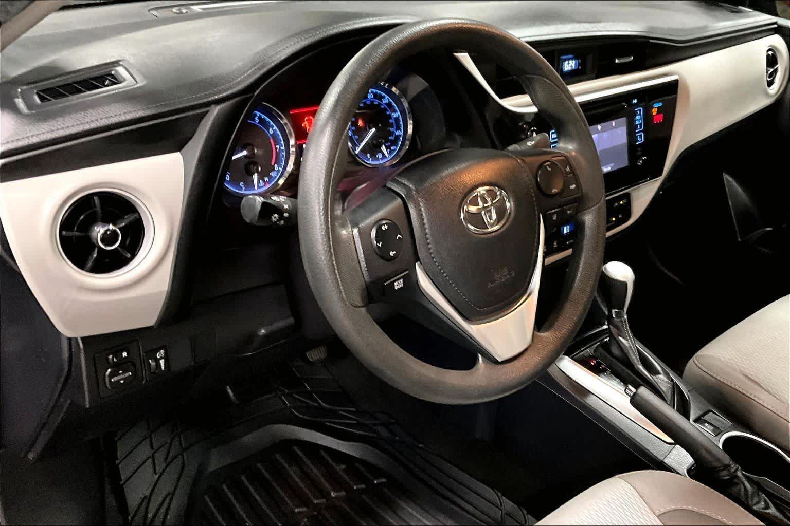 Used 2019 Toyota Corolla LE w/ Carpet Mat Package (TMS) FWD image 16