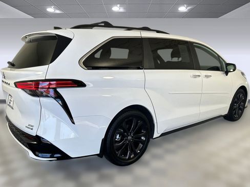 Used 2023 Toyota Sienna XSE image 8