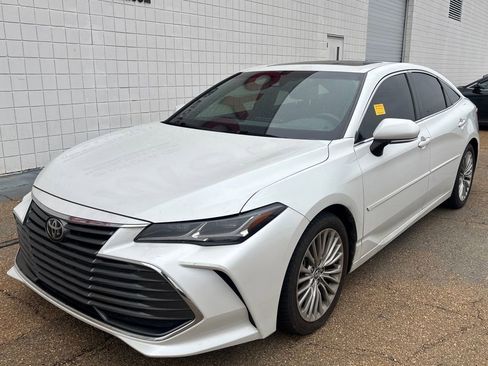Used 2019 Toyota Avalon Limited image 1
