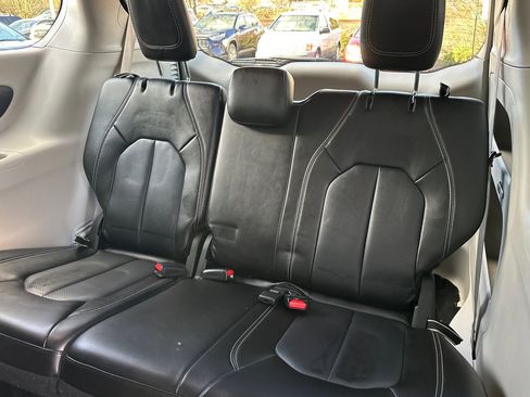 Used 2024 Chrysler Pacifica Touring-L image 15