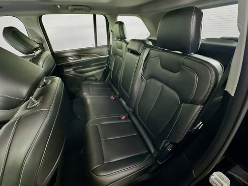 Used 2023 Jeep Grand Cherokee Limited image 27