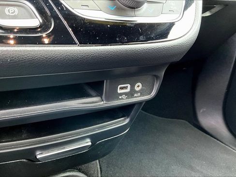 Used 2020 Chrysler Pacifica Touring w/ S Appearance Package FWD image 18