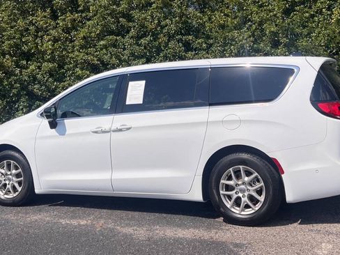 Used 2024 Chrysler Pacifica Touring-L FWD image 5