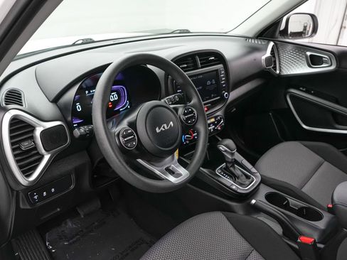 Used 2025 Kia Soul LX w/ LX Technology Package FWD image 13