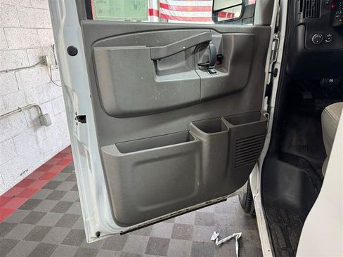 Used 2018 GMC Savana 2500 RWD image 8