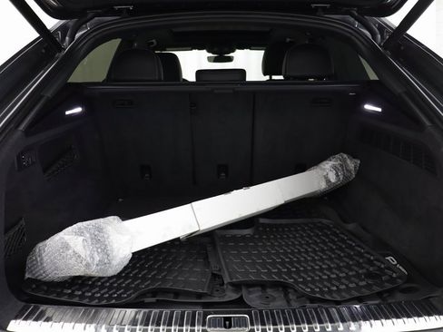 Used 2020 Audi Q8 Prestige w/ Prestige Package image 18