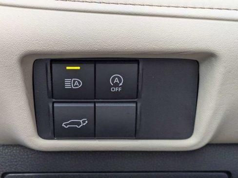 Used 2025 Toyota Highlander XLE FWD image 27