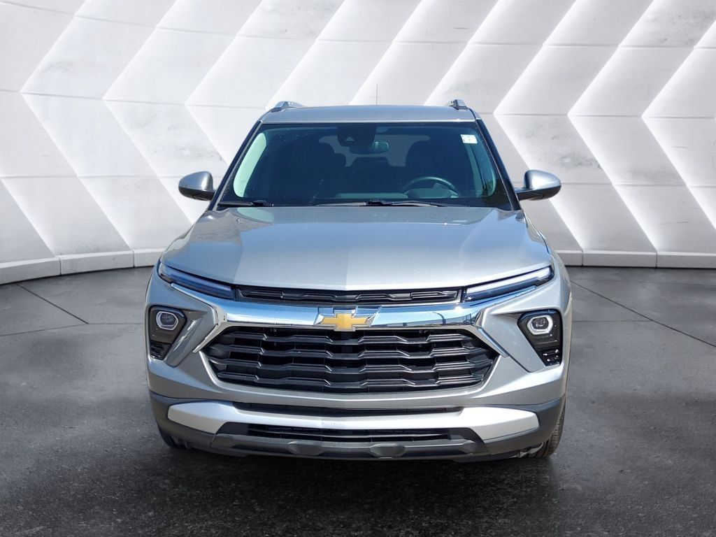Used 2025 Chevrolet TrailBlazer LT w/ LT Cold Weather Package FWD image 2