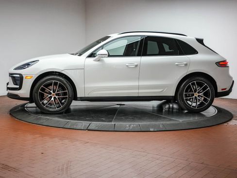 Certified 2025 Porsche Macan image 2