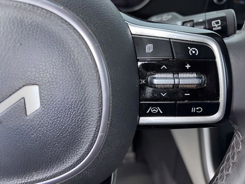 Used 2024 Kia Carnival LX image 18