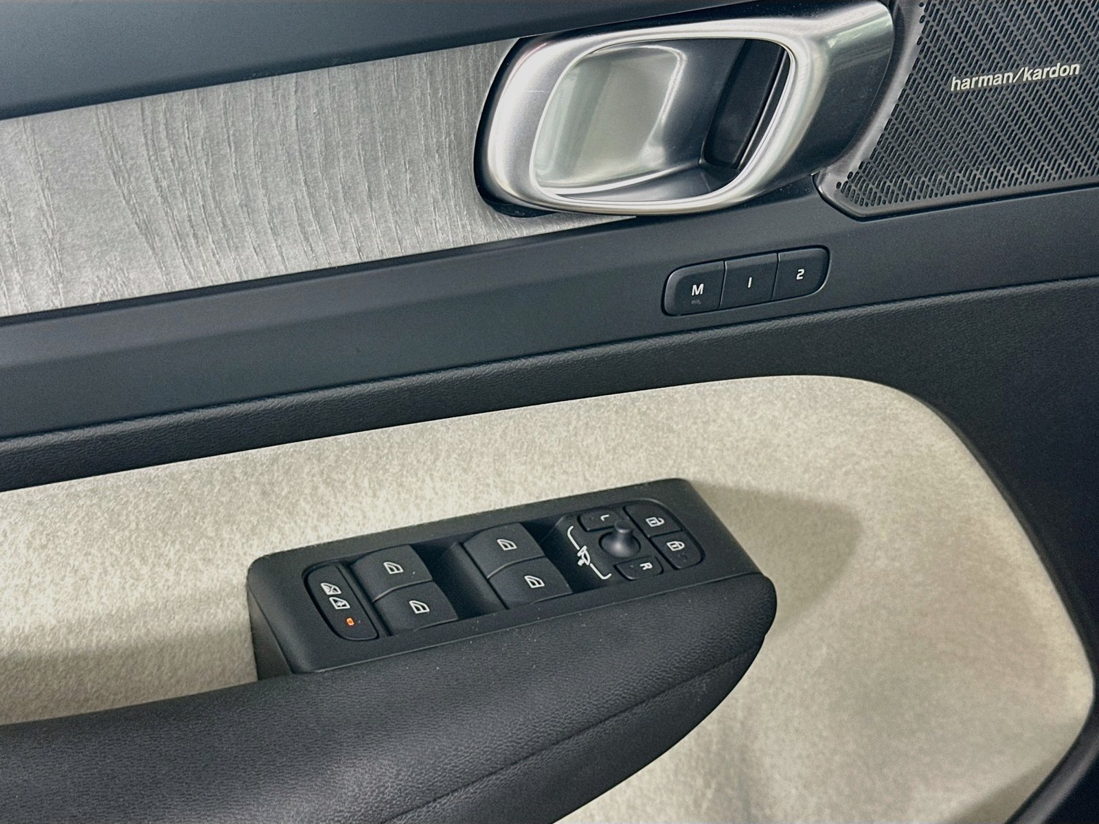 Certified 2025 Volvo XC40 B5 Ultra w/ Protection Package AWD/4WD image 17
