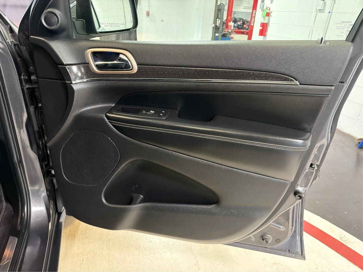 Used 2017 Jeep Grand Cherokee Limited AWD/4WD image 27