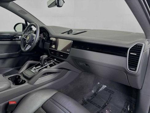 Used 2022 Porsche Cayenne S image 35