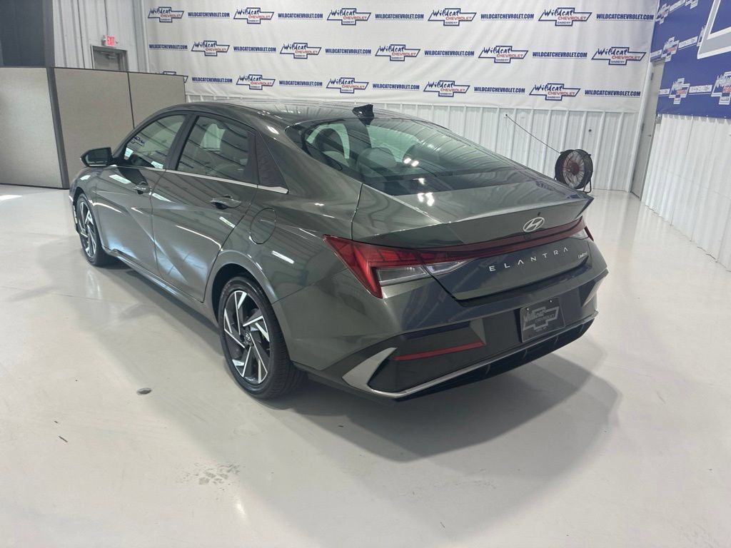 Used 2025 Hyundai Elantra Limited FWD image 4