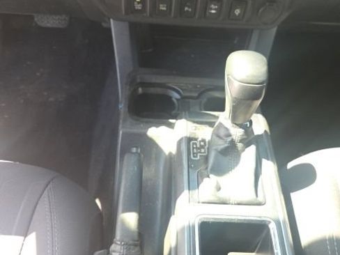 Used 2017 Toyota Tacoma TRD Off-Road AWD/4WD image 19